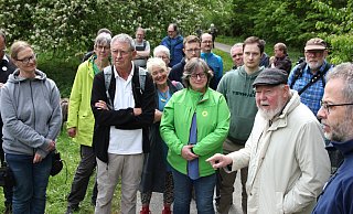Knapp 40 Nationalpark-Aktivistinnen und -Aktivisten waren gekommen, um bei einem Spontanbesuch von Professor Michael Succow (vorne mit heller Jacke) das Gespräch zu suchen. - Lüke Knapp 40 Nationalpark-Aktivistinnen und -Aktivisten waren gekommen, um bei einem Spontanbesuch von Professor Michael Succow (vorne mit heller Jacke) das Gespräch zu suchen. - Lüke