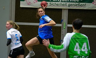 Wenn Brakes Katharina Lange der EGB-Torhüterin Nadine Zühlke an den Kopf geworfen hätte, wäre das straffrei geblieben. Erst jetzt kann ein Kopftreffer aus dem Spiel heraus geahndet werden. - Foto: Andreas Zobe/NW Wenn Brakes Katharina Lange der EGB-Torhüterin Nadine Zühlke an den Kopf geworfen hätte, wäre das straffrei geblieben. Erst jetzt kann ein Kopftreffer aus dem Spiel heraus geahndet werden. - Foto: Andreas Zobe/NW
