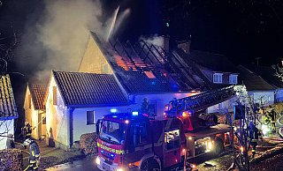 Das neue Jahr war gerade 34 Minuten alt, als im Lichtenauer Altenautal die Sirenen heulten. In Sichtweite des Klosters Dalheim brannte der Dachstuhl eines Wohnhauses. Fast 70 Feuerwehrleute waren im Einsatz. - © 2022 Ralph Meyer. All rights reserved Das neue Jahr war gerade 34 Minuten alt, als im Lichtenauer Altenautal die Sirenen heulten. In Sichtweite des Klosters Dalheim brannte der Dachstuhl eines Wohnhauses. Fast 70 Feuerwehrleute waren im Einsatz. - © 2022 Ralph Meyer. All rights reserved