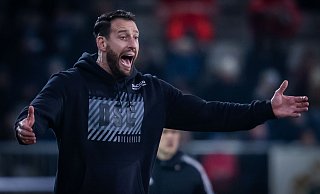 Die Luft für Arminia-Trainer Mitch Kniat wird immer dünner. Eine letzte Bewährungschance soll er allerdings bekommen. - Sarah Jonek Fotografie Die Luft für Arminia-Trainer Mitch Kniat wird immer dünner. Eine letzte Bewährungschance soll er allerdings bekommen. - Sarah Jonek Fotografie