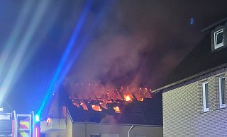Als die Feuerwehr an der Südbahnstraße eintrifft, schlagen bereits die Flammen aus dem Dach. - Feuerwehr Bad Oeynhausen Als die Feuerwehr an der Südbahnstraße eintrifft, schlagen bereits die Flammen aus dem Dach. - Feuerwehr Bad Oeynhausen