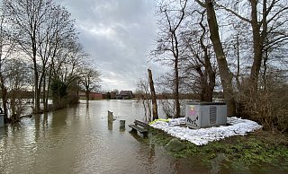 Mit Sandsäcken haben Feuerwehr und THW den Trafo von WWE gesichert - der liegt nahezu bei jedem Hochwasser mitten im Überschwemmungsgebiet. Inzwischen ist das Wasser weg, nur noch die Sandsäcke sind übrig geblieben. - Nicole Sielermann Mit Sandsäcken haben Feuerwehr und THW den Trafo von WWE gesichert - der liegt nahezu bei jedem Hochwasser mitten im Überschwemmungsgebiet. Inzwischen ist das Wasser weg, nur noch die Sandsäcke sind übrig geblieben. - Nicole Sielermann