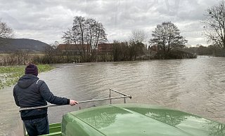 Mit dem Trecker werden die Anwohner samt Einkäufen heimgefahren. - Nicole Sielermann Mit dem Trecker werden die Anwohner samt Einkäufen heimgefahren. - Nicole Sielermann