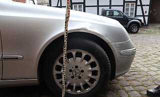 Der Mercedes schrammte nach der Kollision mit der rechten Frontseite eine Mauer. - Polizei Der Mercedes schrammte nach der Kollision mit der rechten Frontseite eine Mauer. - Polizei