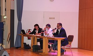 Eingespieltes Trio der Stadtverwaltung: Birgit von Lochow (v.l.), Thomas Lüer und Lars Bökenkröger in der Aula der Realschule im SZ Nord. - Wolfgang Döbber Eingespieltes Trio der Stadtverwaltung: Birgit von Lochow (v.l.), Thomas Lüer und Lars Bökenkröger in der Aula der Realschule im SZ Nord. - Wolfgang Döbber