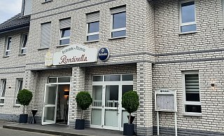 Seit 1990 steht das "Rondinella", italienisch für "Schwalbe", für gemütliche Feiern bei leckerem Essen und in freundlicher Atmosphäre - Gabriele Freimuth Seit 1990 steht das "Rondinella", italienisch für "Schwalbe", für gemütliche Feiern bei leckerem Essen und in freundlicher Atmosphäre - Gabriele Freimuth