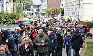 Nach dem Start am Kreishaus reihten sich auch unterwegs noch zahlreiche Menschen in den Demonstrationszug ein. - Simone Flörke Nach dem Start am Kreishaus reihten sich auch unterwegs noch zahlreiche Menschen in den Demonstrationszug ein. - Simone Flörke