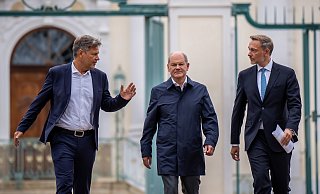 Bundeskanzler Olaf Scholz (SPD, M) kommt zwischen Christian Lindner (FDP, l), Bundesminister der Finanzen, und Robert Habeck (Bündnis 90/Die Grünen, r), Bundesminister für Wirtschaft und Klimaschutz, zum Pressestatement bei der Halbzeit-Klausur des Bundeskabinetts auf Schloss Meseberg. - Michael Kappeler/dpa Bundeskanzler Olaf Scholz (SPD, M) kommt zwischen Christian Lindner (FDP, l), Bundesminister der Finanzen, und Robert Habeck (Bündnis 90/Die Grünen, r), Bundesminister für Wirtschaft und Klimaschutz, zum Pressestatement bei der Halbzeit-Klausur des Bundeskabinetts auf Schloss Meseberg. - Michael Kappeler/dpa