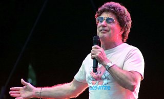 Comedian Atze Schröder outet sich im Kreis Gütersloh als Messias, der sein Publikum von der Last des Zeitgeistes befreit. - Edwin Rekate Comedian Atze Schröder outet sich im Kreis Gütersloh als Messias, der sein Publikum von der Last des Zeitgeistes befreit. - Edwin Rekate