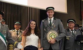 Toni Menne aus dem dritten Zug und seine Freundin Vivien Henke sind das neue Königspaar des Brakeler Bürgerschützenvereins. - Burkhard Battran Toni Menne aus dem dritten Zug und seine Freundin Vivien Henke sind das neue Königspaar des Brakeler Bürgerschützenvereins. - Burkhard Battran