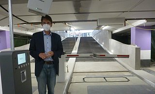 Dietmar Regener, stellvertretender Betriebsleiter beim ASP, zeigte Ausschussmitgliedern die Baufortschritte in der Tiefgarage am Königsplatz. Die Steigung der neuen Ein- und Ausfahrt an der Marienstraße ist im Vergleich zur bisherigen Zufahrt für Autofahrer deutlich angenehmer. - Sabine Kauke Dietmar Regener, stellvertretender Betriebsleiter beim ASP, zeigte Ausschussmitgliedern die Baufortschritte in der Tiefgarage am Königsplatz. Die Steigung der neuen Ein- und Ausfahrt an der Marienstraße ist im Vergleich zur bisherigen Zufahrt für Autofahrer deutlich angenehmer. - Sabine Kauke