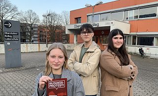 Romy Finke, Manuel Bisevac und Naghan Kheder (v. l.), Schülervertreter unterschiedlicher Bielefelder Schulen, rufen zum Protest auf. - Ivonne Michel Romy Finke, Manuel Bisevac und Naghan Kheder (v. l.), Schülervertreter unterschiedlicher Bielefelder Schulen, rufen zum Protest auf. - Ivonne Michel