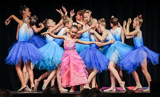 Die Ballett- und Modern-Dance-Gruppe des TSVE präsentierte sich während der Sportlerehrung in der Stadthalle. - Sarah Jonek Die Ballett- und Modern-Dance-Gruppe des TSVE präsentierte sich während der Sportlerehrung in der Stadthalle. - Sarah Jonek
