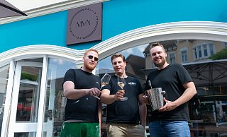 Die drei Restaurantchefs Niklas Meise (v. l.) , Vincent Klinge und Melvin Krömker eröffnen am Freitag, 9. August" ihr Restaurant in den Räuem der früheren Quartier Lounge. - Ralf Bittner Die drei Restaurantchefs Niklas Meise (v. l.) , Vincent Klinge und Melvin Krömker eröffnen am Freitag, 9. August" ihr Restaurant in den Räuem der früheren Quartier Lounge. - Ralf Bittner