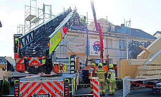 Bei Ausbauarbeiten an einem Paderborner Mehrfamilienhaus ist der Arbeiter schwer verletzt worden. Die Feuerwehr befreit ihn mithilfe der Drehleiter. - Ralph Meyer Bei Ausbauarbeiten an einem Paderborner Mehrfamilienhaus ist der Arbeiter schwer verletzt worden. Die Feuerwehr befreit ihn mithilfe der Drehleiter. - Ralph Meyer