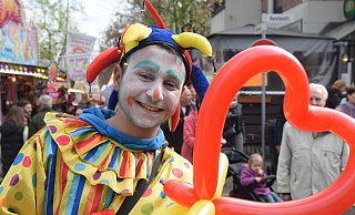 Luftballonkünstler Zoltan Vasele mit einem bunten Herz am Stiel. - Mareike Patock Luftballonkünstler Zoltan Vasele mit einem bunten Herz am Stiel. - Mareike Patock