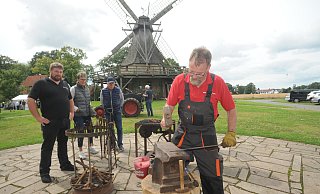 In Sichtweite der Leverner Mühle wurde während des jüngsten Backtages auch eine Feldschmiede in Betrieb genommen. Interessiert schauten die Gäste immer mal zu. - Joern Spreen-Ledebur In Sichtweite der Leverner Mühle wurde während des jüngsten Backtages auch eine Feldschmiede in Betrieb genommen. Interessiert schauten die Gäste immer mal zu. - Joern Spreen-Ledebur