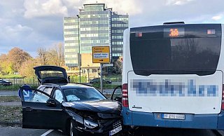 Der Audi überfuhr noch die Verkehrsinsel, bevor er seitlich in das Heck des Linienbusses prallte. - Polizei Der Audi überfuhr noch die Verkehrsinsel, bevor er seitlich in das Heck des Linienbusses prallte. - Polizei
