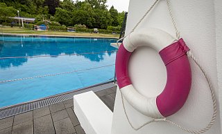 Das Paderborner Rolandsbad hat bis Ende August geöffnet. - Niklas Tüns (Archivfoto) Das Paderborner Rolandsbad hat bis Ende August geöffnet. - Niklas Tüns (Archivfoto)