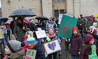 An die 300 Kinder und Erwachsene demonstrierten vor zehn Tagen zwischen Münsterkirche und Rathaus für die bessere finanzielle Ausstattung des Offenen Ganztags an Herforder Grundschulen. - Frank-Michael Kiel-Steinkamp An die 300 Kinder und Erwachsene demonstrierten vor zehn Tagen zwischen Münsterkirche und Rathaus für die bessere finanzielle Ausstattung des Offenen Ganztags an Herforder Grundschulen. - Frank-Michael Kiel-Steinkamp