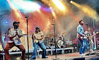 Welshly Arms kam aus Cleveland im US-Bundesstaat Ohio und rockte zum Leineweber-Auftakt den Bielefelder Jahnplatz. - Barbara Franke Welshly Arms kam aus Cleveland im US-Bundesstaat Ohio und rockte zum Leineweber-Auftakt den Bielefelder Jahnplatz. - Barbara Franke