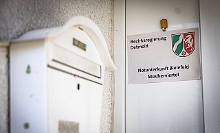Die ehemaligen Britenhäuser wurden für rund 400 Flüchtlinge ausgestattet. Dies und das warme Wetter sorgen nun dafür, dass sich die meisten der Neuankömmlinge inzwischen draußen aufhalten – und das auch bis spät in die Nacht. - Mike-Dennis Müller / www.mdm.photo Die ehemaligen Britenhäuser wurden für rund 400 Flüchtlinge ausgestattet. Dies und das warme Wetter sorgen nun dafür, dass sich die meisten der Neuankömmlinge inzwischen draußen aufhalten – und das auch bis spät in die Nacht. - Mike-Dennis Müller / www.mdm.photo