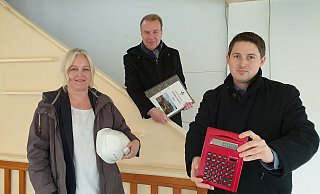 Bauamtsleiterin Tanja Berghahn-Macken, Bürgermeister Ulrich Lange und Kämmerer Till Kremeyer (v. l.) hatten Anfang Dezember 2021 den Haushaltsplanentwurf für 2022 eingebracht. - Stadt Bad Lippspringe Bauamtsleiterin Tanja Berghahn-Macken, Bürgermeister Ulrich Lange und Kämmerer Till Kremeyer (v. l.) hatten Anfang Dezember 2021 den Haushaltsplanentwurf für 2022 eingebracht. - Stadt Bad Lippspringe