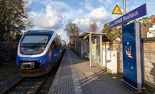 Am Bahnhaltepunkt in Schloß Neuhaus steht ein Zug der Sennebahn. Weil diese Dieseltriebwagen im Jahr 2028 durch längere batteriebetriebene Fahrzeuge ersetzt werden, ist eine Verlängerung des Bahnsteigs unumgänglich. - Niklas Tüns (Archivfoto) Am Bahnhaltepunkt in Schloß Neuhaus steht ein Zug der Sennebahn. Weil diese Dieseltriebwagen im Jahr 2028 durch längere batteriebetriebene Fahrzeuge ersetzt werden, ist eine Verlängerung des Bahnsteigs unumgänglich. - Niklas Tüns (Archivfoto)