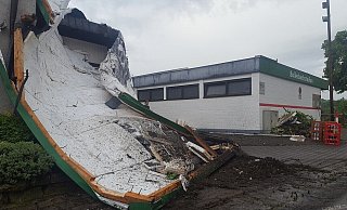 Kaputt: Das Dach des Sportheims und Feuerwehrgerätehauses in Lütmarsen war vom Tornado komplett zerstört worden. - David Schellenberg Kaputt: Das Dach des Sportheims und Feuerwehrgerätehauses in Lütmarsen war vom Tornado komplett zerstört worden. - David Schellenberg