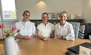 Die Assistenzärztin Julia König (v. l.) sowie die Praxisinhaberinnen Eva-Maria Richter und Annette Rodenkirchen gehören zu der Gynäkologischen Gemeinschaftspraxis in Hövelhof. - Mareike Gröneweg Die Assistenzärztin Julia König (v. l.) sowie die Praxisinhaberinnen Eva-Maria Richter und Annette Rodenkirchen gehören zu der Gynäkologischen Gemeinschaftspraxis in Hövelhof. - Mareike Gröneweg