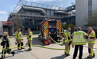 Wegen eines Feuers in der Damen-Umkleide rückte die Feuerwehr zum Herz- und Diabeteszentrum aus. Zum Einsatzort mussten die Feuerwehrleute über ein Treppenhaus auf der Nordseite des Hauptgebäudes vorstoßen. - Nicole Bliesener Wegen eines Feuers in der Damen-Umkleide rückte die Feuerwehr zum Herz- und Diabeteszentrum aus. Zum Einsatzort mussten die Feuerwehrleute über ein Treppenhaus auf der Nordseite des Hauptgebäudes vorstoßen. - Nicole Bliesener
