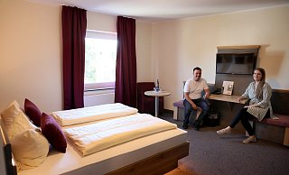 Philipp und Stefanie Zaky betreiben den Münchner Hof in Herford. Das Paar hat zur Küchenmeile A 30 ordentlich zu tun. - Frank-Michael Kiel-Steinkamp Philipp und Stefanie Zaky betreiben den Münchner Hof in Herford. Das Paar hat zur Küchenmeile A 30 ordentlich zu tun. - Frank-Michael Kiel-Steinkamp