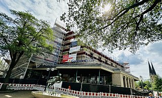 Das seit zwei Jahren abgesperrte Hotel Golden Tulip am Bunnemannplatz in der Bielefelder Altstadt. - Stefan Becker Das seit zwei Jahren abgesperrte Hotel Golden Tulip am Bunnemannplatz in der Bielefelder Altstadt. - Stefan Becker