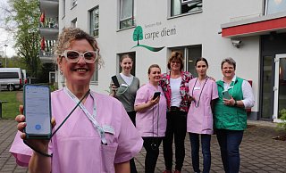 Loredana Internicola zeigt ihr Smartphone, mit dem sie die Pflege im Senioren-Park nun dokumentiert. - Marion Pokorra Loredana Internicola zeigt ihr Smartphone, mit dem sie die Pflege im Senioren-Park nun dokumentiert. - Marion Pokorra