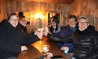 Anja König (v.l.), Gabi Maggio, Nicile Bleckmann, Annette Lange und Kerstin Remus haben es sich in einer der Sitzecken gemütlich gemacht.Adventskrämchen - Marion Pokorra-Brockschmidt Anja König (v.l.), Gabi Maggio, Nicile Bleckmann, Annette Lange und Kerstin Remus haben es sich in einer der Sitzecken gemütlich gemacht.Adventskrämchen - Marion Pokorra-Brockschmidt