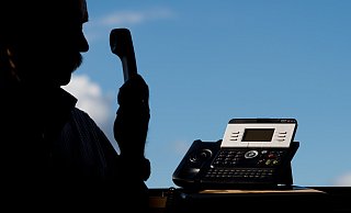 Per Telefonanruf wurde das Phishing eingeleitet. Ein Verdächtiger nutzte die erbeuteten Zahlungsinformationen vermutlich bei Einkäufen in Paderborner Geschäften. (Themenbild) - Julian Stratenschulte/picture alliance/dpa Per Telefonanruf wurde das Phishing eingeleitet. Ein Verdächtiger nutzte die erbeuteten Zahlungsinformationen vermutlich bei Einkäufen in Paderborner Geschäften. (Themenbild) - Julian Stratenschulte/picture alliance/dpa