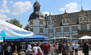 Schon am ersten Tag des Bierfests strömten zahlreiche Besucher auf das Gelände und genossen sowohl die Getränke als auch das schöne Wetter. - Moritz Jülich Schon am ersten Tag des Bierfests strömten zahlreiche Besucher auf das Gelände und genossen sowohl die Getränke als auch das schöne Wetter. - Moritz Jülich