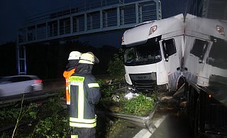 Auf der Autobahn 2 in Höhe dem Parkplatz "Herford" ist am frühen Freitagmorgen ein Kühllaster verunglückt. - Daniel Hobein/Feuerwehr Bad Salzuflen Auf der Autobahn 2 in Höhe dem Parkplatz "Herford" ist am frühen Freitagmorgen ein Kühllaster verunglückt. - Daniel Hobein/Feuerwehr Bad Salzuflen