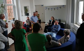 Matthias Schmitt (Mitte), stellvertretender Leiter der Gesamtschule Bad Lippspringe, zeigt den Ausschussmitgliedern auch die zwei Lehrerzimmer mit den gemütlichen Sofas. - Uwe Müller Matthias Schmitt (Mitte), stellvertretender Leiter der Gesamtschule Bad Lippspringe, zeigt den Ausschussmitgliedern auch die zwei Lehrerzimmer mit den gemütlichen Sofas. - Uwe Müller