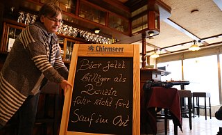 Auf einer Tafel hat die neue Besitzerin einen launigen Spruch geschrieben. - Lena Kley Auf einer Tafel hat die neue Besitzerin einen launigen Spruch geschrieben. - Lena Kley