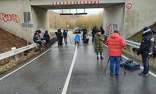 Das Medienaufkommen an der Polizeiabsperrung in der Nähe der Straße bei Kusel, an der die beiden Polizeibeamten erschossen wurden, ist groß. - WOLFGANG STEIL/AFP Das Medienaufkommen an der Polizeiabsperrung in der Nähe der Straße bei Kusel, an der die beiden Polizeibeamten erschossen wurden, ist groß. - WOLFGANG STEIL/AFP