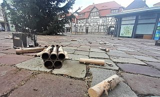 Ein Bild wie dieses in Warburg am Neustadt-Marktplatz bot sich sicherlich an vielen Stellen im Kreis: Reste der Böllerei. - Simone Flörke Ein Bild wie dieses in Warburg am Neustadt-Marktplatz bot sich sicherlich an vielen Stellen im Kreis: Reste der Böllerei. - Simone Flörke