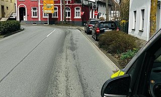 Über nahezu zehn Kilometer erstreckt sich eine Ölspur in Büren. - Polizei Paderborn Über nahezu zehn Kilometer erstreckt sich eine Ölspur in Büren. - Polizei Paderborn