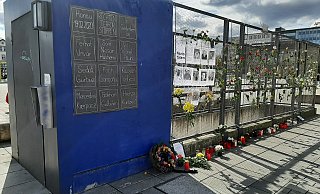 Mit dieser Aktion gedachten Initiativen nach dem rassistischen Terroranschlag von Hanau auf dem Kesselbrink der Opfer. - NW Mit dieser Aktion gedachten Initiativen nach dem rassistischen Terroranschlag von Hanau auf dem Kesselbrink der Opfer. - NW