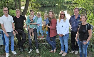 Die Anwohner Ingo Scheiding (v.l.), Jens Müller, Meike Lückemeier und ihre Kinder Gustav (2) und Edda (4), Katja Röhrs mit Sohn Philipp (3), Tina Lücking, Bernd Scheiding und Anna Lindenberg wollen keinen hohen Zaun um den Mühlenteich. - Anastasia von Fugler Die Anwohner Ingo Scheiding (v.l.), Jens Müller, Meike Lückemeier und ihre Kinder Gustav (2) und Edda (4), Katja Röhrs mit Sohn Philipp (3), Tina Lücking, Bernd Scheiding und Anna Lindenberg wollen keinen hohen Zaun um den Mühlenteich. - Anastasia von Fugler