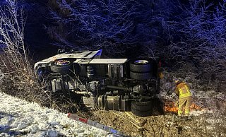 Bei winterlichen Straßenverhältnissen kam diese Sattelzugmaschine auf der L776 von der Fahrbahn ab, rutschte die Böschung hinab und blieb auf der rechten Fahrzeugseite liegen. - Feuerwehr Büren Bei winterlichen Straßenverhältnissen kam diese Sattelzugmaschine auf der L776 von der Fahrbahn ab, rutschte die Böschung hinab und blieb auf der rechten Fahrzeugseite liegen. - Feuerwehr Büren