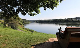 Von einem Parkplatz am Twistesee rollte das Auto ins Wasser. - Simone Flörke Von einem Parkplatz am Twistesee rollte das Auto ins Wasser. - Simone Flörke