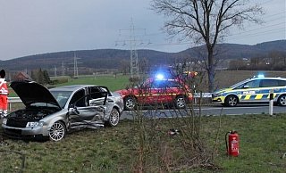 Bei dem Unfall verletzten sich der Fahrer sowie ein Mitfahrer. - Polizei Minden-Lübbecke Bei dem Unfall verletzten sich der Fahrer sowie ein Mitfahrer. - Polizei Minden-Lübbecke
