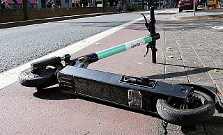Zwei Kinder waren auf dem E-Scooter unterwegs. - Symbolfoto: Jens Reichenbach Zwei Kinder waren auf dem E-Scooter unterwegs. - Symbolfoto: Jens Reichenbach
