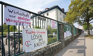 Der Protest gegen die Schließung des AWO-Berufskollegs ist in Bielefeld an der Detmolder Straße weithin sichtbar gewesen. Auch im Kreis Gütersloh sorgt die Finanzkrise der Arbeitswohlfahrt für Unruhe. Etwa 20 bis 25 Mitarbeitende aus dem Kreis wären von der Schließung betroffen. - Peter Unger Der Protest gegen die Schließung des AWO-Berufskollegs ist in Bielefeld an der Detmolder Straße weithin sichtbar gewesen. Auch im Kreis Gütersloh sorgt die Finanzkrise der Arbeitswohlfahrt für Unruhe. Etwa 20 bis 25 Mitarbeitende aus dem Kreis wären von der Schließung betroffen. - Peter Unger
